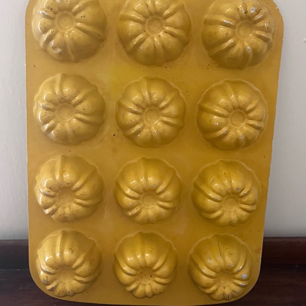 Vintage Yellow Metal Bundt Mini Cake Mold Tray - Home Kitchen